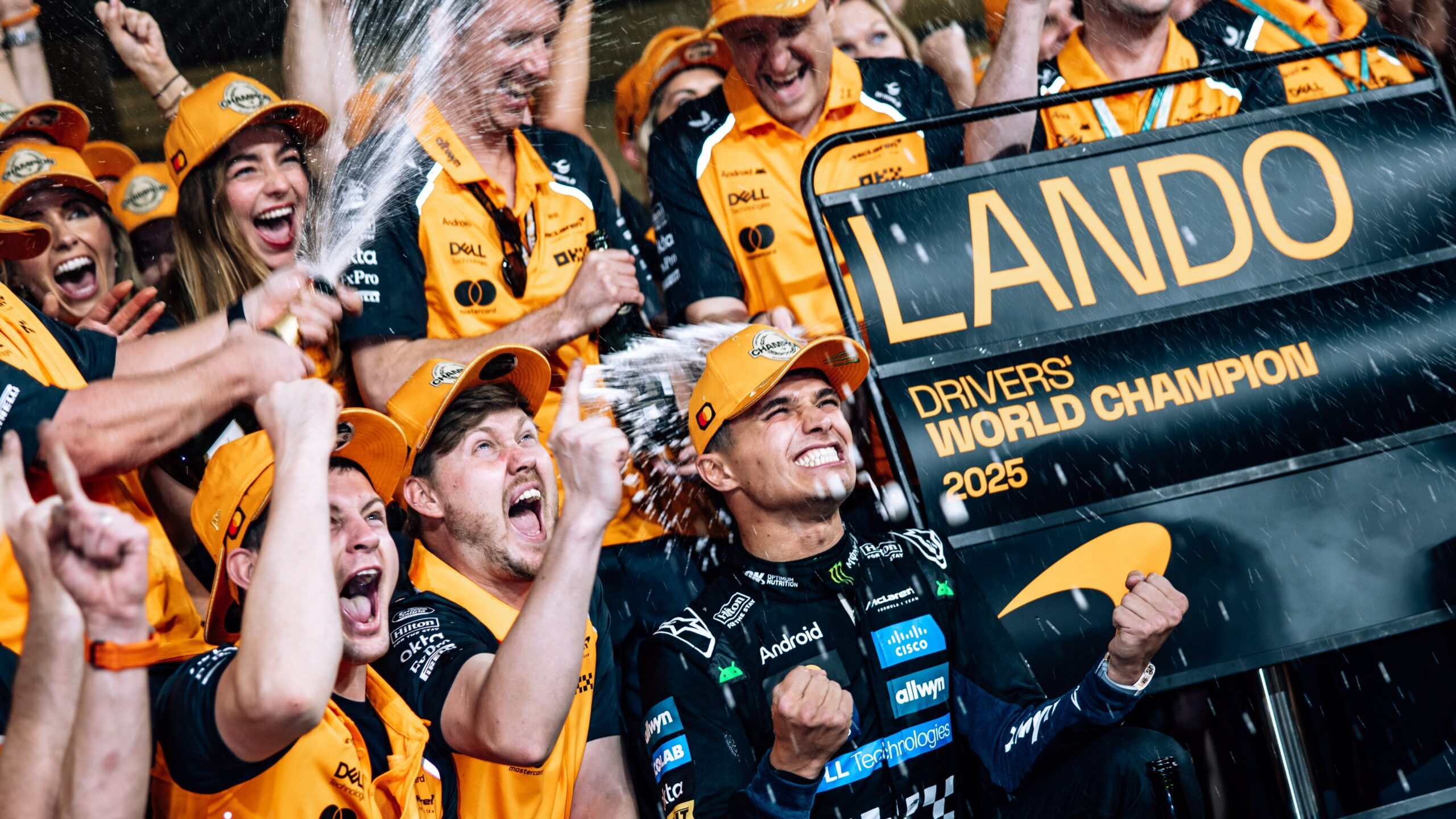 Lando Norris fue tercero en Abu Dhabi y se consagró campeón de Fórmula 1 2025. Verstappen ganó la carrera, pero no le alcanzó.