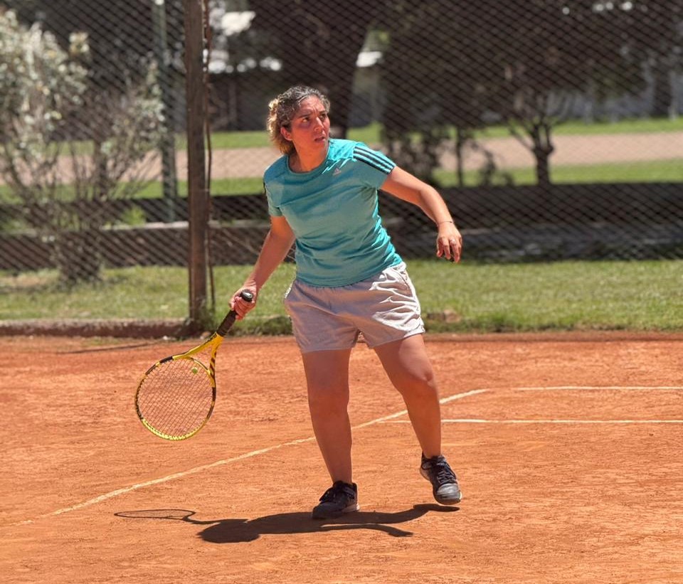 Ivana Corona se consagró campeona del Máster de Tercera Damas de la AST tras una final muy disputada frente a Romina Nieto en ASEMBAL.