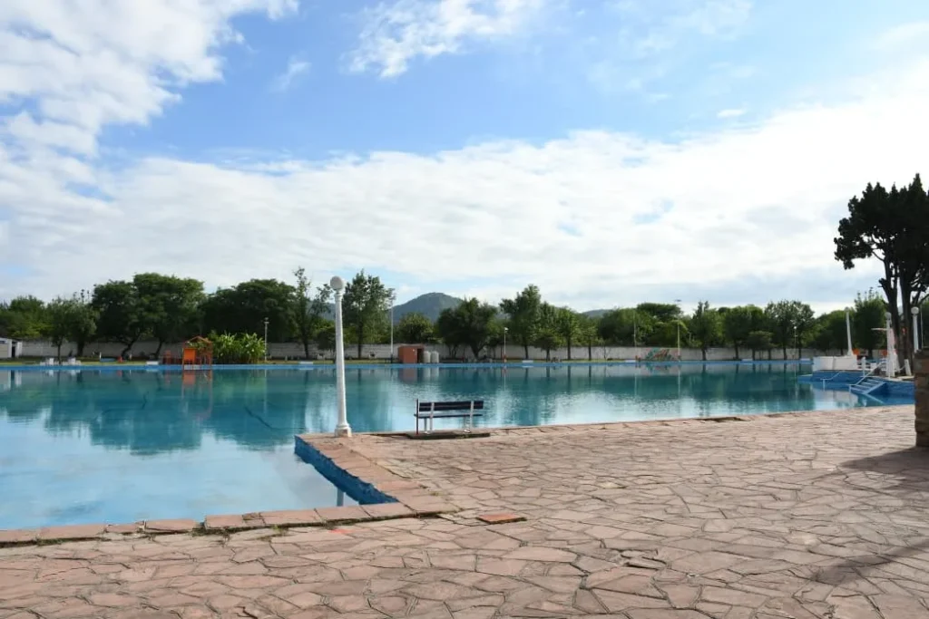 Se inaugura la temporada de verano en los natatorios municipales con horarios, precios accesibles y venta online de entradas.