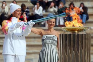 La llama olímpica de Milán-Cortina 2026 inició su recorrido en Atenas y recorrerá Italia hasta la ceremonia inaugural del 6 de febrero.