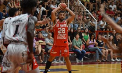 La Unión venció 90-83 a Quilmes, le quitó el invicto y brilló con 27 puntos de Acuña. Gran cierre del Rojo en la Conferencia Sur.