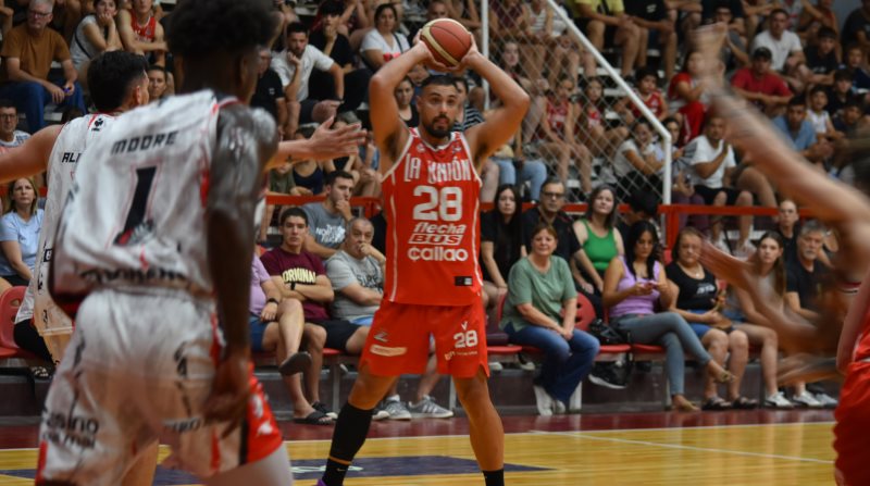 La Unión venció 90-83 a Quilmes, le quitó el invicto y brilló con 27 puntos de Acuña. Gran cierre del Rojo en la Conferencia Sur.