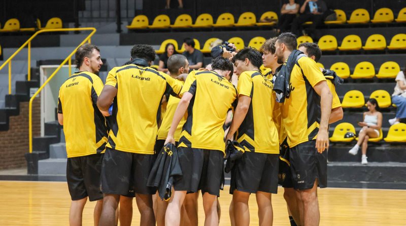 Hindú venció a Rivadavia 102-87, mostró solidez colectiva y cerró el año como local con una victoria clave en la Conferencia Norte.