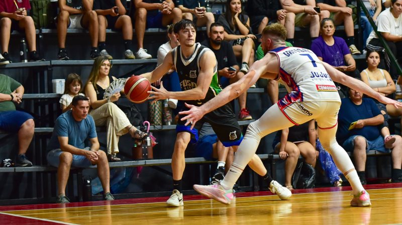 Fusión Riojana derrotó a Jujuy Básquet 103-94 en suplementario y cerró el 2025 con un triunfazo en La Caldera Verde.