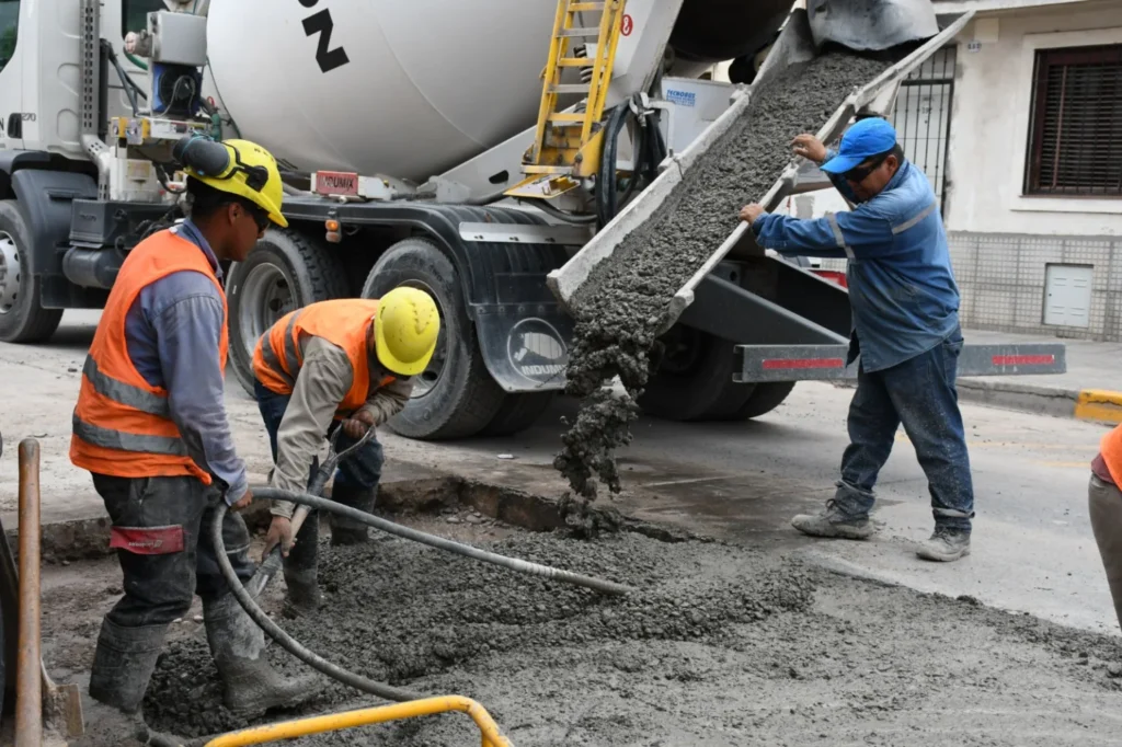 La Municipalidad renovó calle Corrientes y avanza con el hormigonado en avenida Di Pascuo para mejorar la circulación y la seguridad vial.