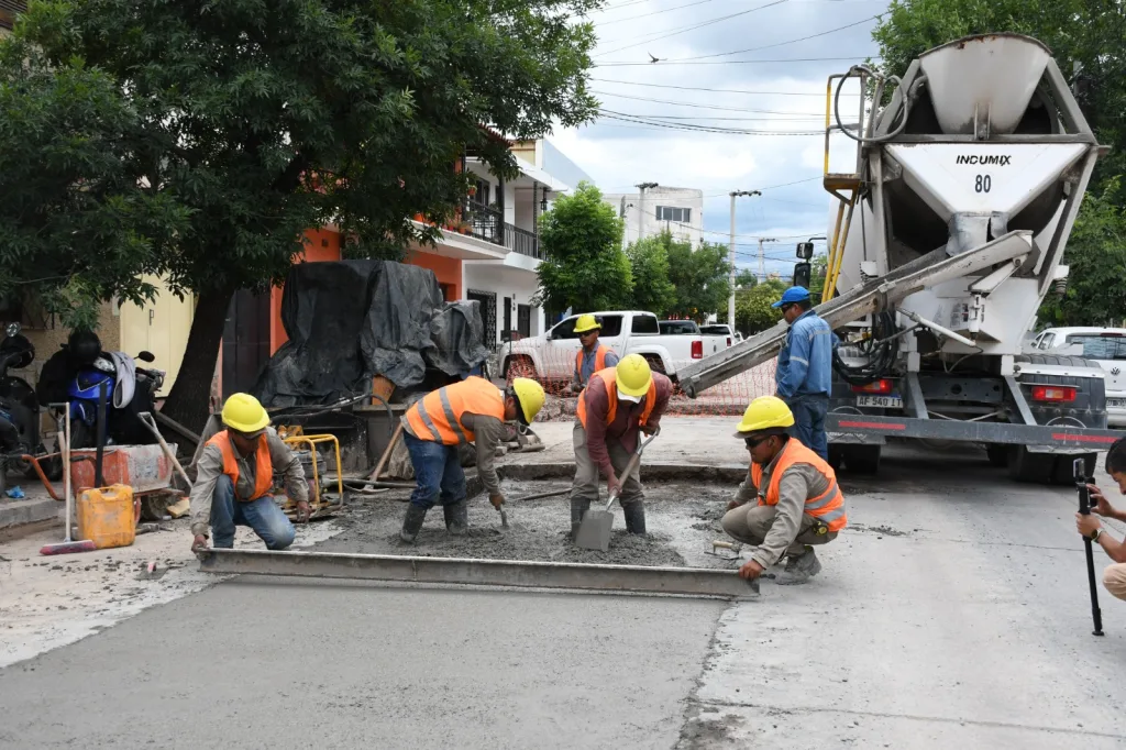La Municipalidad renovó calle Corrientes y avanza con el hormigonado en avenida Di Pascuo para mejorar la circulación y la seguridad vial.