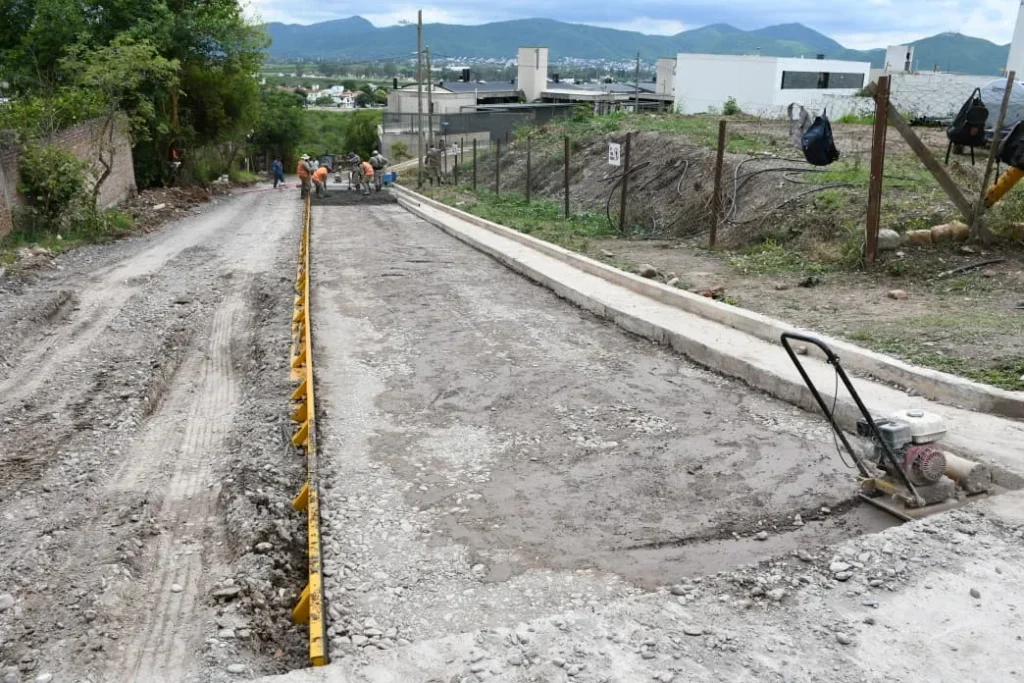 La Municipalidad renovó calle Corrientes y avanza con el hormigonado en avenida Di Pascuo para mejorar la circulación y la seguridad vial.