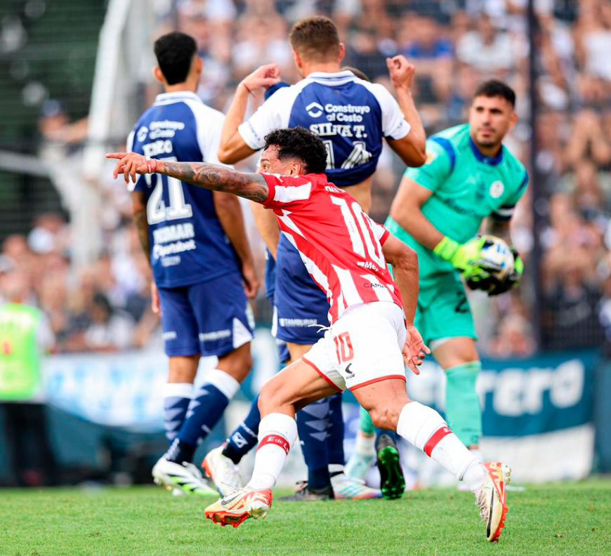 Estudiantes ganó el clásico en El Bosque y va por el Clausura ante Racing