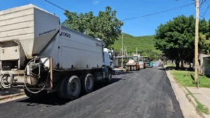 La Municipalidad pavimenta siete cuadras de la calle Domingo Marimón en el barrio Autódromo, mejorando un corredor vial clave.