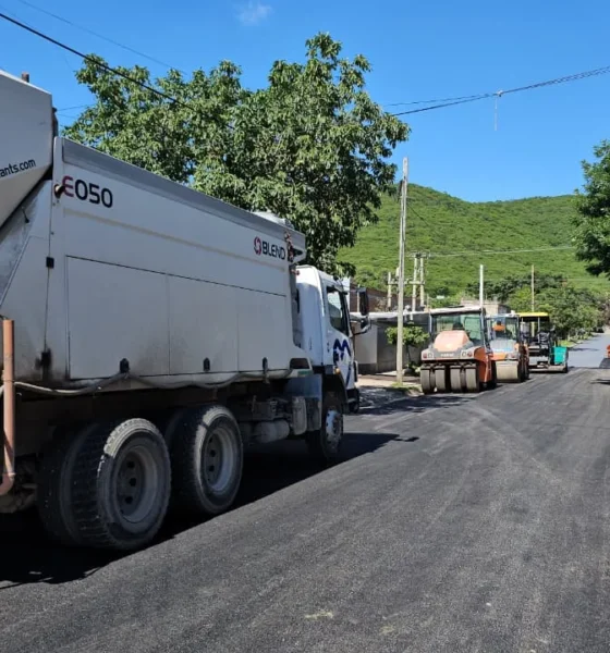 La Municipalidad pavimenta siete cuadras de la calle Domingo Marimón en el barrio Autódromo, mejorando un corredor vial clave.