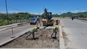 La Municipalidad inició la reconstrucción de la calzada en Av. Discépolo. Tránsito reducido a media calzada. Circular con precaución.