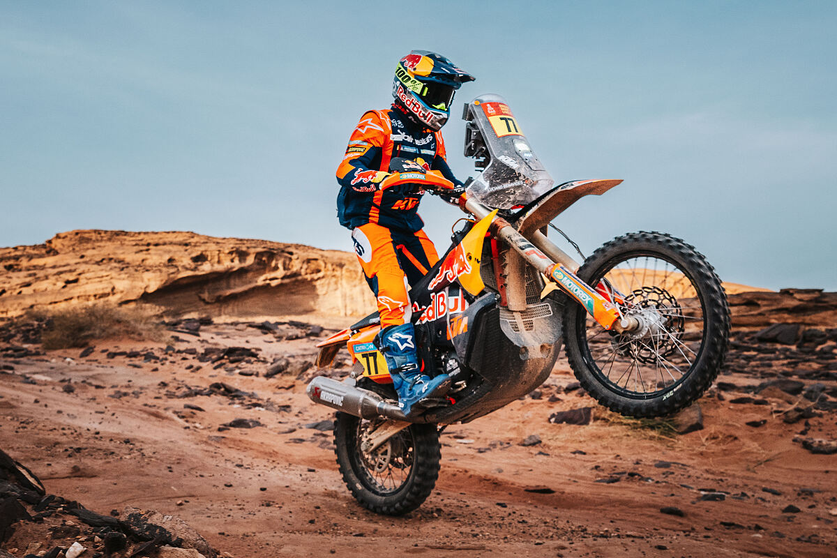 Luciano Benavides terminó sexto en la Etapa 1 del Dakar 2026 y quedó a cinco minutos del líder provisional Ross Branch, en una jornada aún bajo revisión.