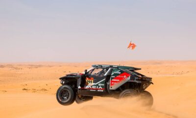 Nasser Al Attiyah ganó la etapa 6, sumó su 49ª victoria y es líder del Dakar 2026 con 6’10’’ sobre Lategan. Dacia hizo 1-2 con Loeb.