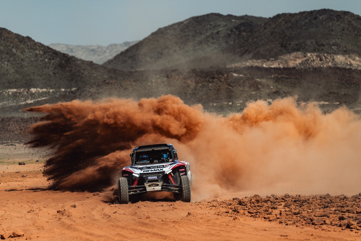 Kevin Benavides tuvo una etapa para el olvido en Challenger y terminó 17º, mientras Lucas del Río logró su primera victoria en el Dakar 2026.