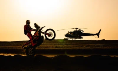 Luciano Benavides ganó la etapa 8 del Dakar 2026 liderando de punta a punta y pasó al frente de la general, superando a Daniel Sanders