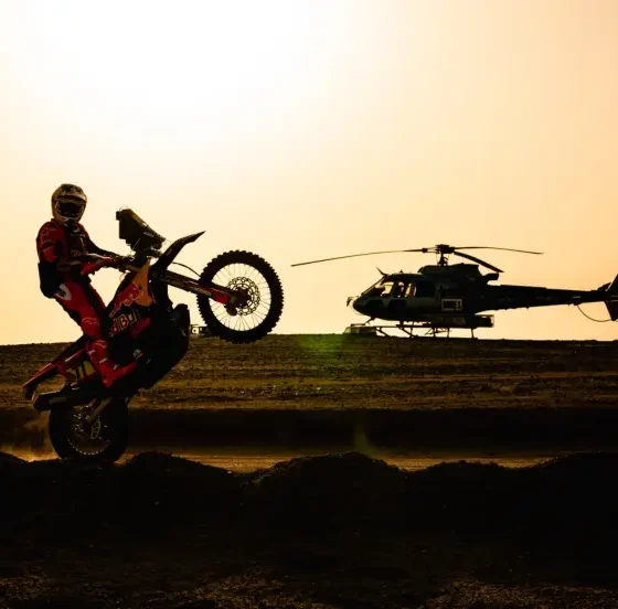 Luciano Benavides ganó la etapa 8 del Dakar 2026 liderando de punta a punta y pasó al frente de la general, superando a Daniel Sanders