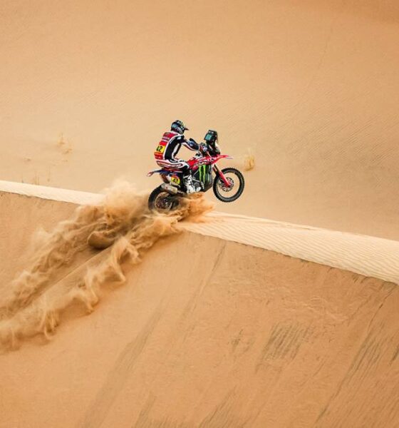 Adrien Van Beveren ganó la etapa 10 del Dakar. Daniel Sanders se cayó y se lesionó el hombro. Ricky Brabec lidera por 56’’ sobre Luciano Benavides.