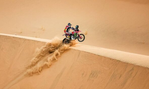 Adrien Van Beveren ganó la etapa 10 del Dakar. Daniel Sanders se cayó y se lesionó el hombro. Ricky Brabec lidera por 56’’ sobre Luciano Benavides.
