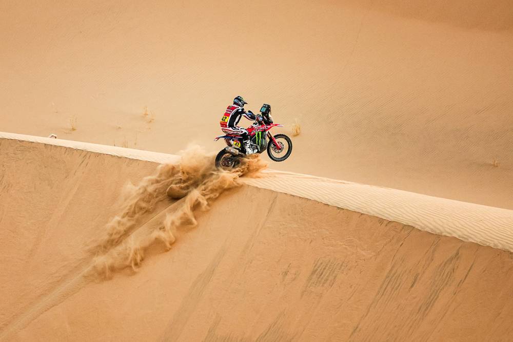Adrien Van Beveren ganó la etapa 10 del Dakar. Daniel Sanders se cayó y se lesionó el hombro. Ricky Brabec lidera por 56’’ sobre Luciano Benavides.