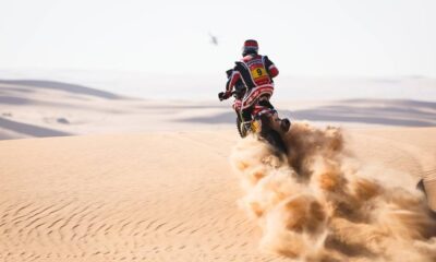 Daniel Sanders lidera el Dakar 2026 en motos por solo 45 segundos sobre Ricky Brabec tras una etapa 6 histórica y cargada de tensión.