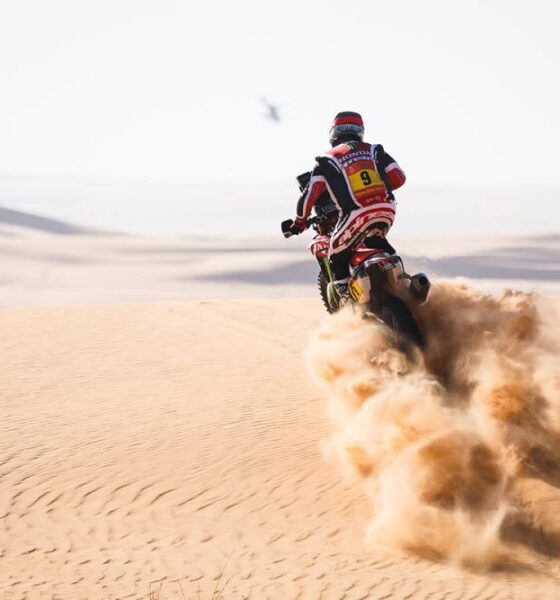 Daniel Sanders lidera el Dakar 2026 en motos por solo 45 segundos sobre Ricky Brabec tras una etapa 6 histórica y cargada de tensión.