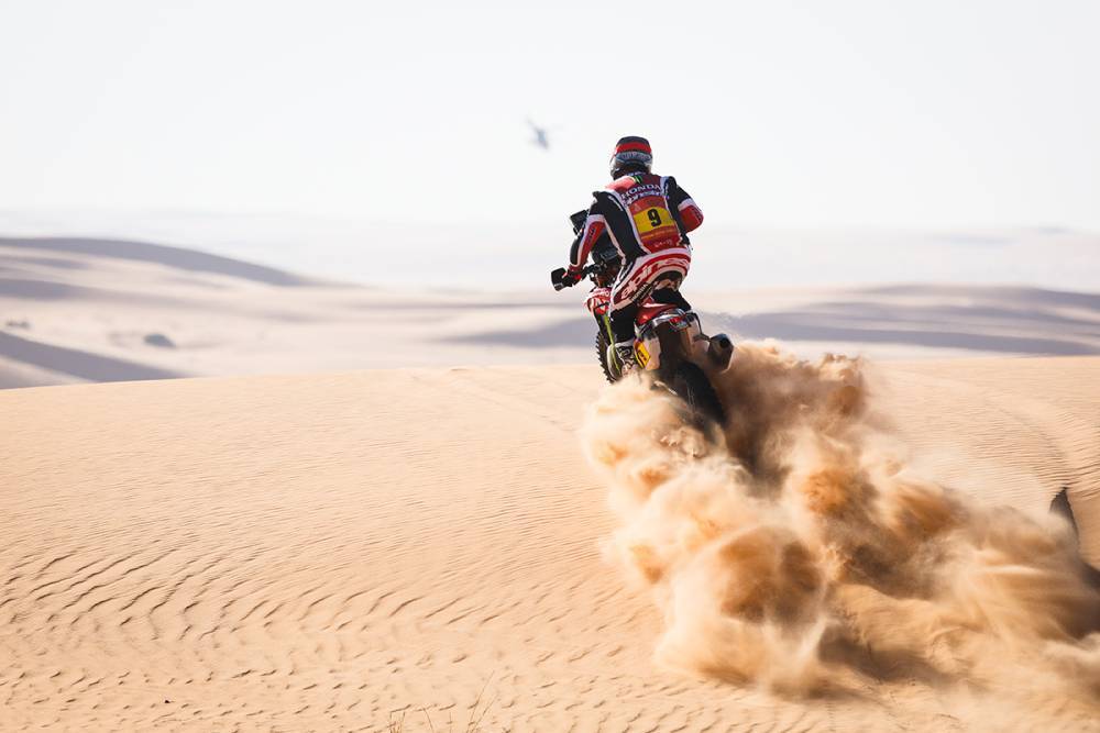 Daniel Sanders lidera el Dakar 2026 en motos por solo 45 segundos sobre Ricky Brabec tras una etapa 6 histórica y cargada de tensión.