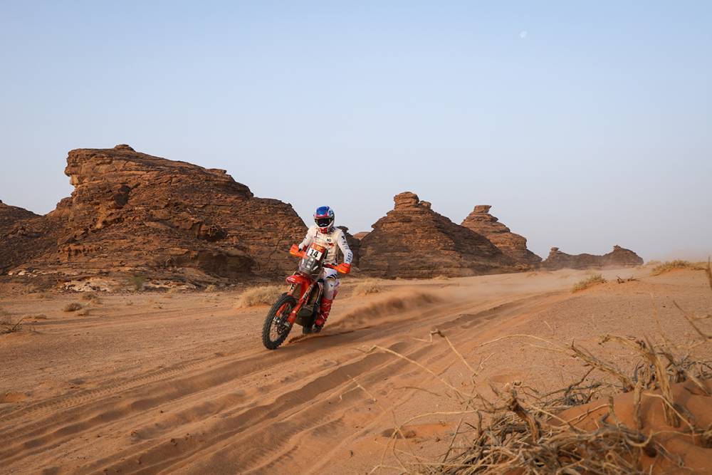 Michael Docherty ganó la etapa de Rally 2 en AlUla y amplió su ventaja en la general. Erdenebileg fue cuarto e hizo historia para Mongolia.