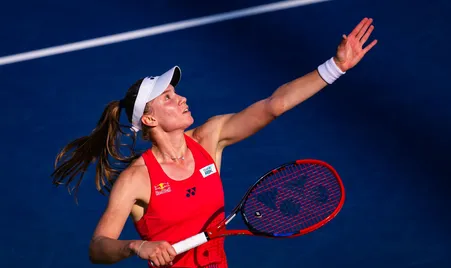 Elena Rybakina enfrenta a Paula Badosa en un duelo clave del Brisbane International 2026, mientras Aryna Sabalenka continúa la defensa de su título.