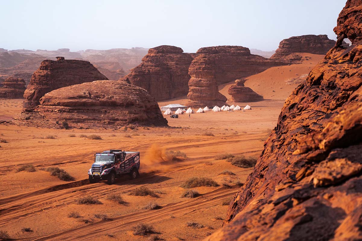 Mitchel van den Brink se quedó con la etapa de camiones del Dakar y estiró su ventaja en la general tras superar a Ales Loprais en el final.