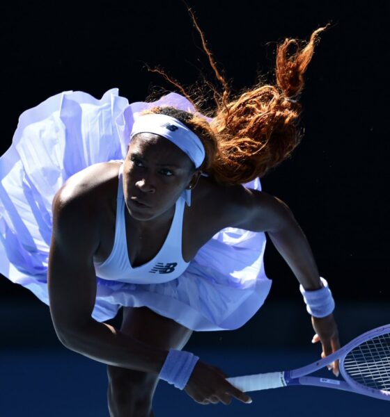 Coco Gauff y Aryna Sabalenka avanzaron con triunfos contundentes a la tercera ronda del Abierto de Australia 2026 y refuerzan su favoritismo en Melbourne.