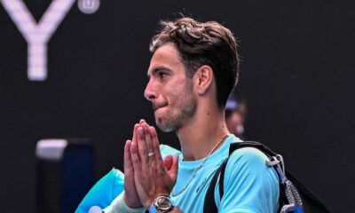 Lorenzo Musetti dominaba a Novak Djokovic por dos sets en Australia, pero una lesión lo obligó a retirarse y dejó al serbio en semifinales.