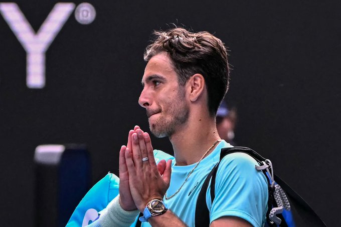 Lorenzo Musetti dominaba a Novak Djokovic por dos sets en Australia, pero una lesión lo obligó a retirarse y dejó al serbio en semifinales.