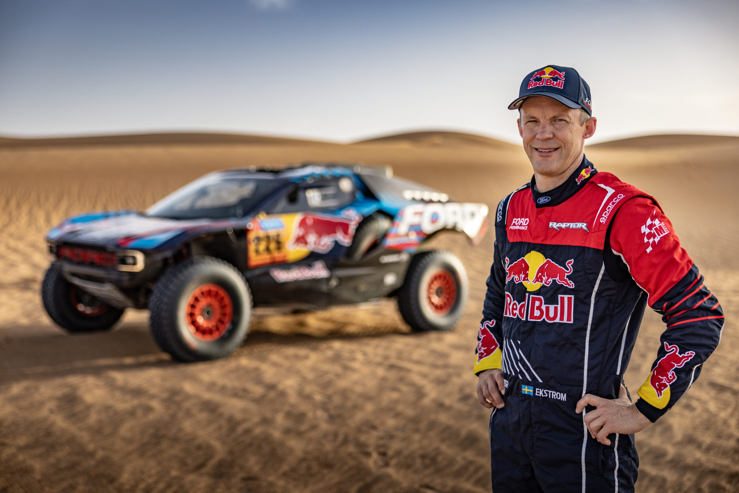 El Dakar 2026 comenzó en Yanbu con un prólogo histórico: Edgar Canet hizo historia en motos y Ekström ganó en coches con Ford.