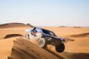 Ekström ganó la etapa 8 en Wadi ad-Dawasir y se acercó al líder Al Attiyah. Lategan se frenó al final, cayó al 4° y Ford aprieta la general.