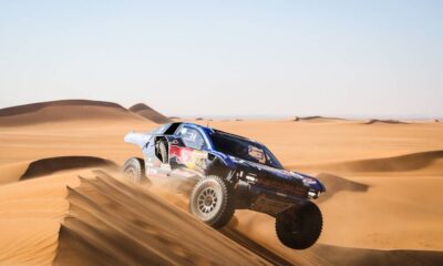 Ekström ganó la etapa 8 en Wadi ad-Dawasir y se acercó al líder Al Attiyah. Lategan se frenó al final, cayó al 4° y Ford aprieta la general.