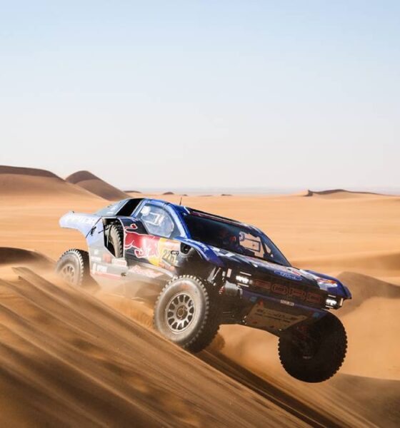 Ekström ganó la etapa 8 en Wadi ad-Dawasir y se acercó al líder Al Attiyah. Lategan se frenó al final, cayó al 4° y Ford aprieta la general.