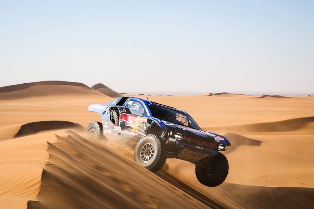 Ekström ganó la etapa 8 en Wadi ad-Dawasir y se acercó al líder Al Attiyah. Lategan se frenó al final, cayó al 4° y Ford aprieta la general.