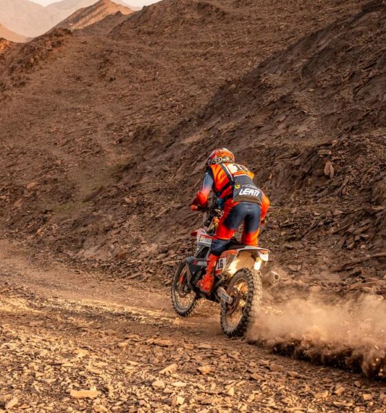 Toni Mulec protagonizó una remontada clave en la etapa maratón del Dakar 2026 y quedó a solo 2’31’’ de Preston Campbell en el Rally2. La pelea por el título de motos entra en su fase decisiva en Bisha.
