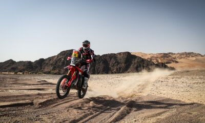 Tosha Schareina le dio a Honda su primera victoria en el Dakar 2026. Luciano Benavides fue cuarto en AlUla y es quinto en la general.