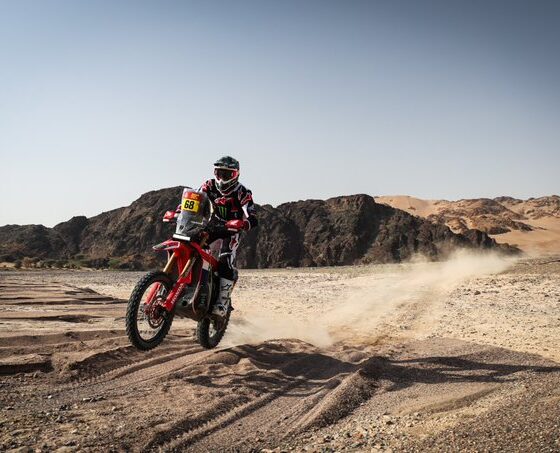 Tosha Schareina le dio a Honda su primera victoria en el Dakar 2026. Luciano Benavides fue cuarto en AlUla y es quinto en la general.
