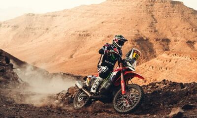 Tosha Schareina ganó dos etapas consecutivas, lidera el Dakar 2026 en motos y deja la general empatada con Ricky Brabec