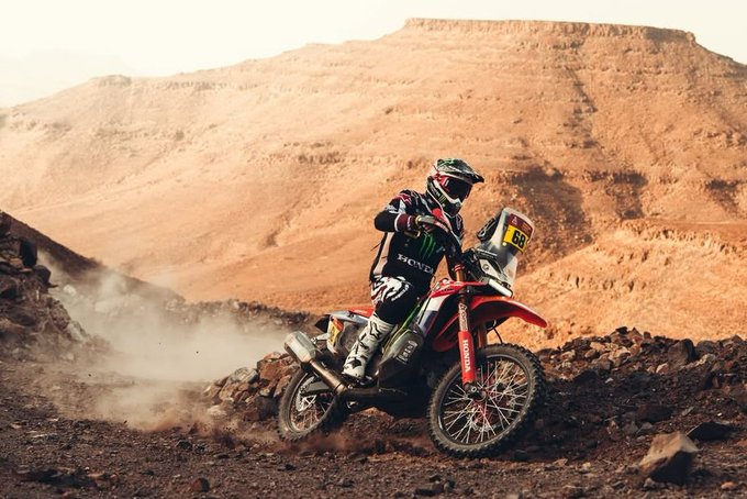 Tosha Schareina ganó dos etapas consecutivas, lidera el Dakar 2026 en motos y deja la general empatada con Ricky Brabec