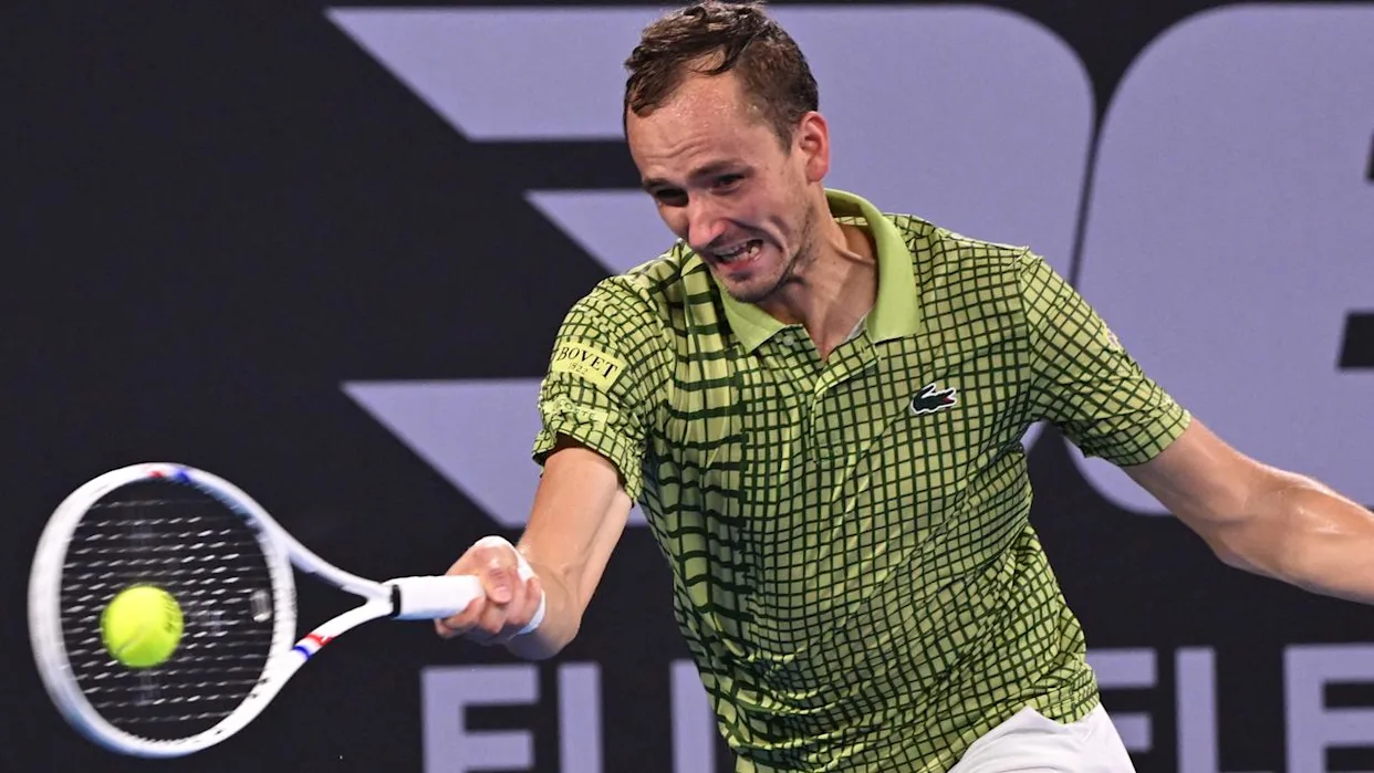 Medvedev debuta con autoridad en Brisbane y va por Tiafoe