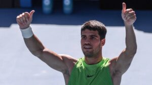 Carlos Alcaraz avanzó con autoridad a octavos del Abierto de Australia, mientras Davidovich se retiró por lesión y quedó eliminado.