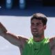 Carlos Alcaraz avanzó con autoridad a octavos del Abierto de Australia, mientras Davidovich se retiró por lesión y quedó eliminado.