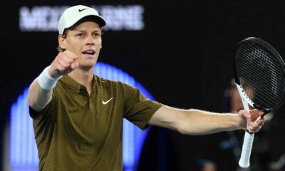 Jannik Sinner venció en sets corridos a Ben Shelton y avanzó a semifinales del Abierto de Australia, donde buscará seguir haciendo historia ante Novak Djokovic.