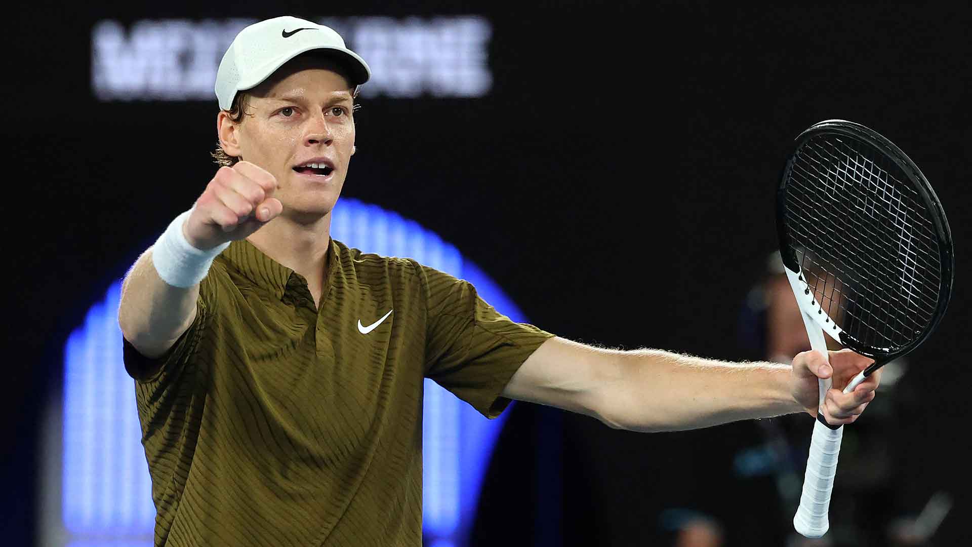 Jannik Sinner venció en sets corridos a Ben Shelton y avanzó a semifinales del Abierto de Australia, donde buscará seguir haciendo historia ante Novak Djokovic.
