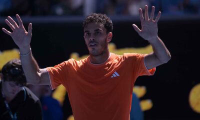 Francisco Cerúndolo y Francisco Comesaña ganaron en su debut y avanzaron a la segunda ronda del Abierto de Australia 2026 en Melbourne.