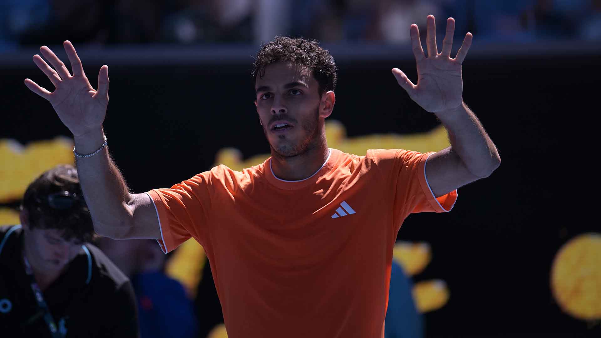Francisco Cerúndolo y Francisco Comesaña ganaron en su debut y avanzaron a la segunda ronda del Abierto de Australia 2026 en Melbourne.