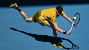 Jannik Sinner remontó bajo un calor extremo ante Spizzirri y avanzó en el Abierto de Australia, manteniendo vivo el sueño del tricampeonato